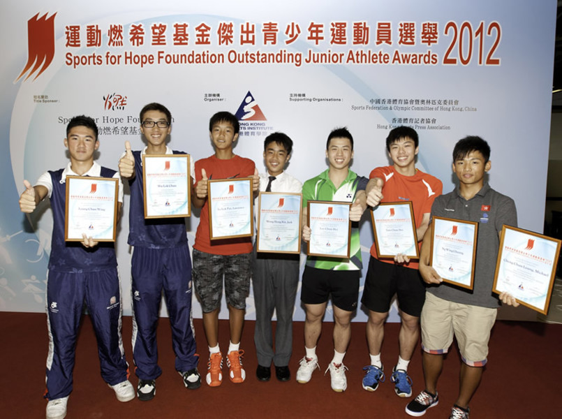 <p>Winners of the Sports for Hope Foundation Outstanding Junior Athlete Awards for the 1<sup>st</sup> quarter of 2012 include (from left) Leung Chun-wing and Wu Lok-chun (cycling), Lo Lok-pui and Wong Hong-kit (tennis), Lee Chun-hei and Tam Chun-hei (badminton) as well as Ng Wing-cheung (windsurfing).</p>
