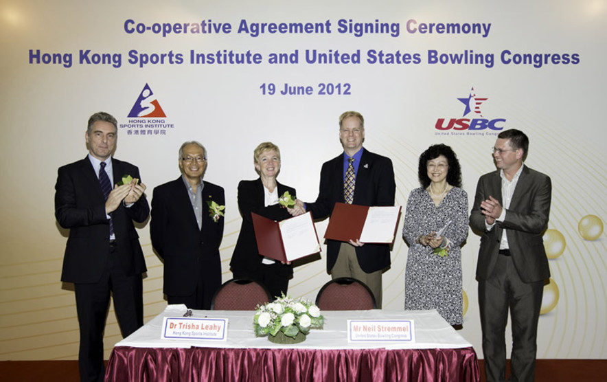 <p>Dr Trisha Leahy, Chief Executive of the Hong Kong Sports Institute (HKSI) (3<sup>rd</sup> from left) and Neil Stremmel, Managing Director of United States Bowling Congress (USBC) (3<sup>rd</sup> from right) sign the co-operative agreement, witnessed by Jonathan McKinley, Deputy Secretary for Home Affairs (1<sup>st</sup> from left), Tang Kwai-nang, Vice-Chairman of the HKSI (2<sup>nd</sup> from left), Vivien Lau Chiang-chu, Chairman of Hong Kong Tenpin Bowling Congress (2<sup>nd</sup> from right) and Bill Hoffman, Director of International Development of USBC (1<sup>st</sup> from right).</p>
