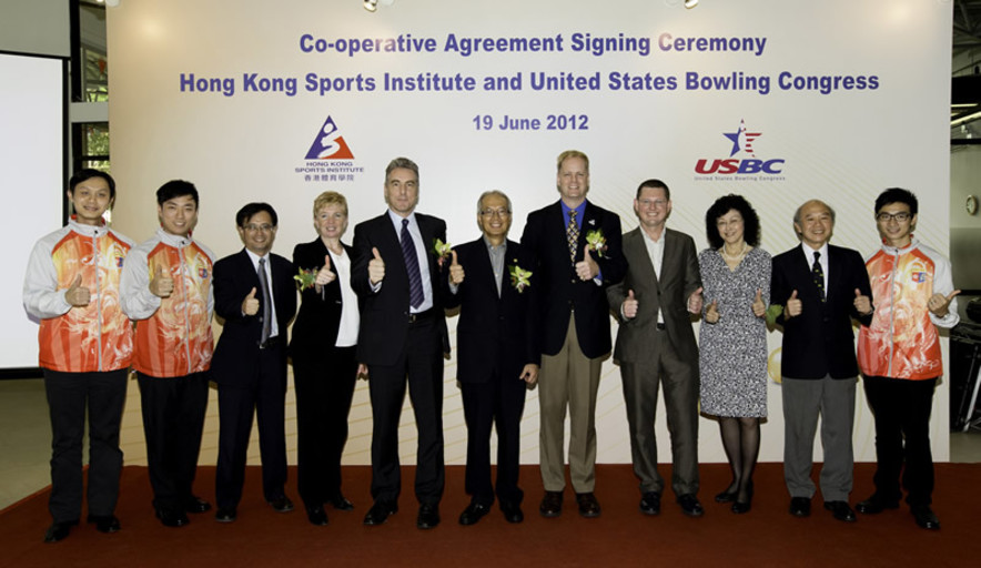<p>With the Co-operative Agreement between the Hong Kong Sports Institute (HKSI) and the United States Bowling Congress (USBC) officially signed, Tang Kwai-nang, Vice-Chairman of the HKSI (middle), Dr Trisha Leahy, Chief Executive of the HKSI (4<sup>th</sup> from left) and other officiating guests, Jonathan McKinley, Deputy Secretary for Home Affairs (5<sup>th</sup> from left), Neil Stremmel, Managing Director of USBC (5<sup>th</sup> from right), Vivien Lau Chiang-chu, Chairman of Hong Kong Tenpin Bowling Congress (3<sup>rd</sup> from right), and Bill Hoffman, Director of International Development of USBC (4<sup>th</sup> from right), representatives of organisations concerned, as well as Hong Kong tenpin bowling athletes Wu Siu-hong (2<sup>nd</sup> from left), Tseng Tak-hin (1<sup>st</sup> from right) and Yeung Wai-ki (1<sup>st</sup> from left) are all pleased with the co-operation.</p>
