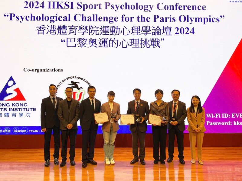 <p>Dr Raymond So, HKSI Director of Elite Training Science and Technology (2<sup>nd</sup> from right) and Dr Henry Li, HKSSEP President and HKSI Senior Sport Psychologist (3<sup>rd</sup> from left), thank the three speakers for their insightful presentations at the Sports Psychology Conference</p>
