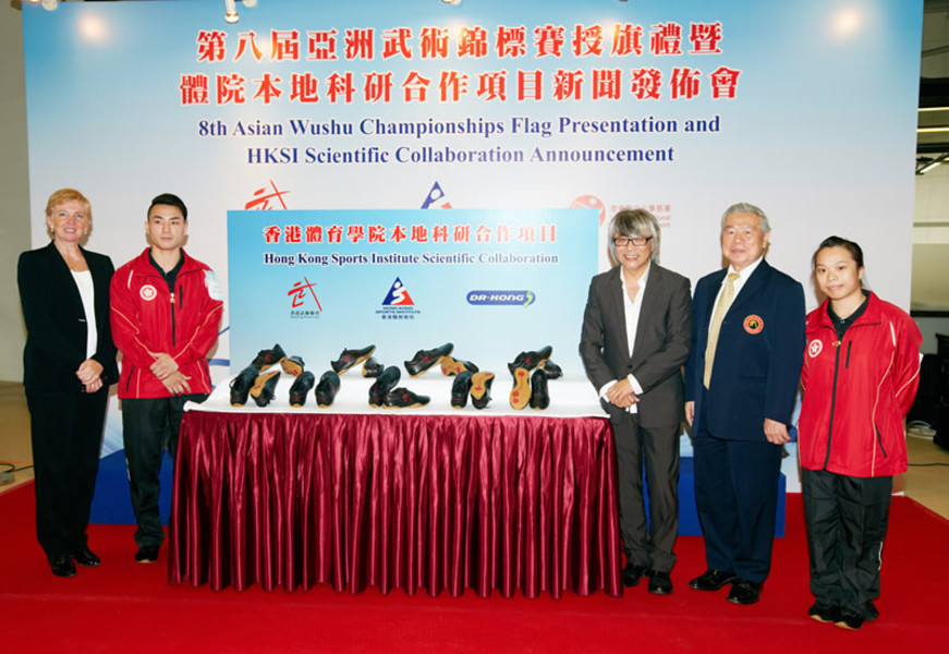 <p>Mr Wan Hing-yuen (2<sup>nd</sup> from right) , Vice President of Hong Kong Wushu Union and Dr Trisha Leahy (1<sup>st</sup> from left), Chief Executive of the Hong Kong Sports Institute, athletes Cheng Chung-hang (2<sup>nd</sup> from left) and Yuen Ka-ying (1<sup>st</sup> from right) took picture with Mr Raymond Ng (3<sup>rd</sup> from right) of Dr Kong Footcare Limited at the HKSI Scientific Collaboration Announcement event and thank Dr Kong Footcare Limited for the tailor-made shoes specially designed for wushu athletes.</p>
