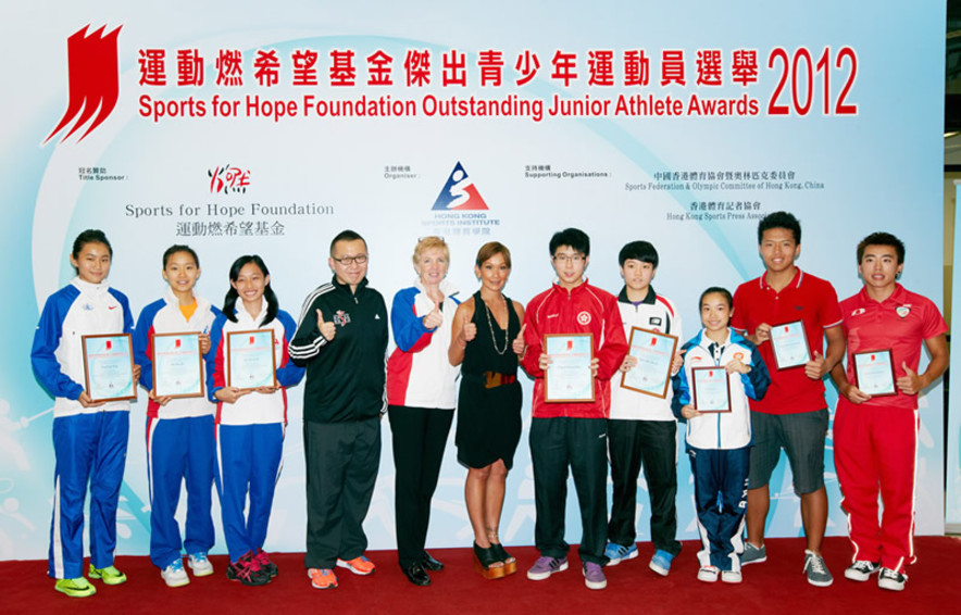 <p>A group photo of officiating guests of the Sports for Hope Foundation Outstanding Junior Athlete Awards 2<sup>nd</sup> quarter of 2012 presentation, which include Dr Trisha Leahy (5<sup>th</sup> from left), Chief Executive of the Hong Kong Sports Institute; Miss Marie-Christine Lee (centre), Founder of the Sports for Hope Foundation; and Mr Kwok Tsz-lung (4<sup>th</sup> from left), Honorary Secretary of the Hong Kong Sports Press Association; as well as the Outstanding Junior Athlete awardees and recipients of Certificate of Merit of this quarter</p>
