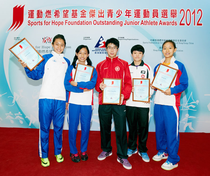 <p>Winners of the Sports for Hope Foundation Outstanding Junior Athlete Awards for the 2<sup>nd</sup> quarter of 2012 include (from left) Lui Lai-yiu (athletics), Ho Tze-lok (squash), Chiu Chung-hei and Doo Hoi-kem (table tennis), as well as Ho Ka-po (squash).</p>
