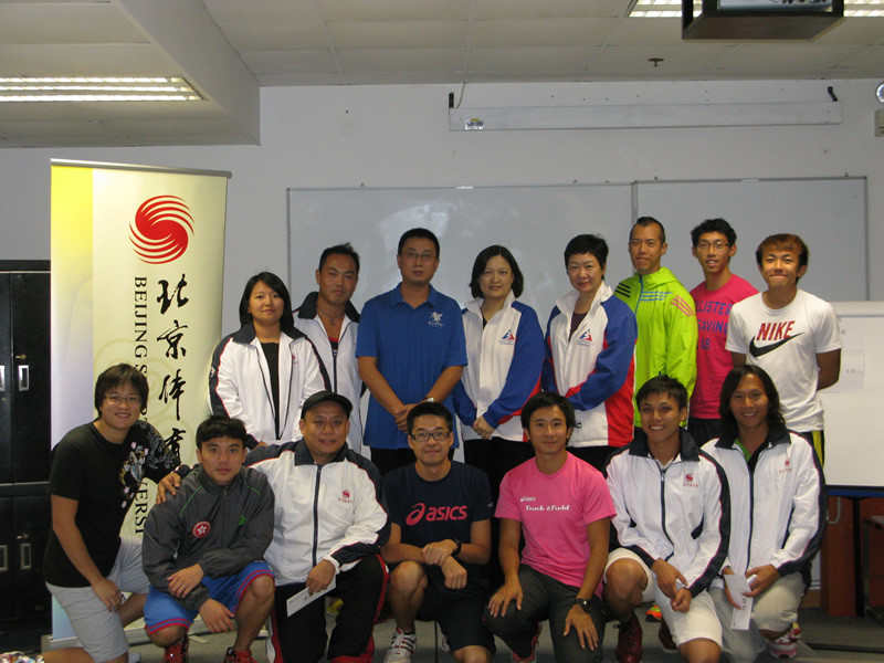 <p>Ms Margaret Siu (4<sup>th</sup> from left, back row), Head, Coaching Support Services of the Hong Kong Sports Institute and Associate Professor Hou Shilun (3<sup>rd</sup> from left, back row) of the Beijing Sport University take photo with students at the 2011/2012 Hongkong Bank Foundation Scholarships Presentation Ceremony.</p>
