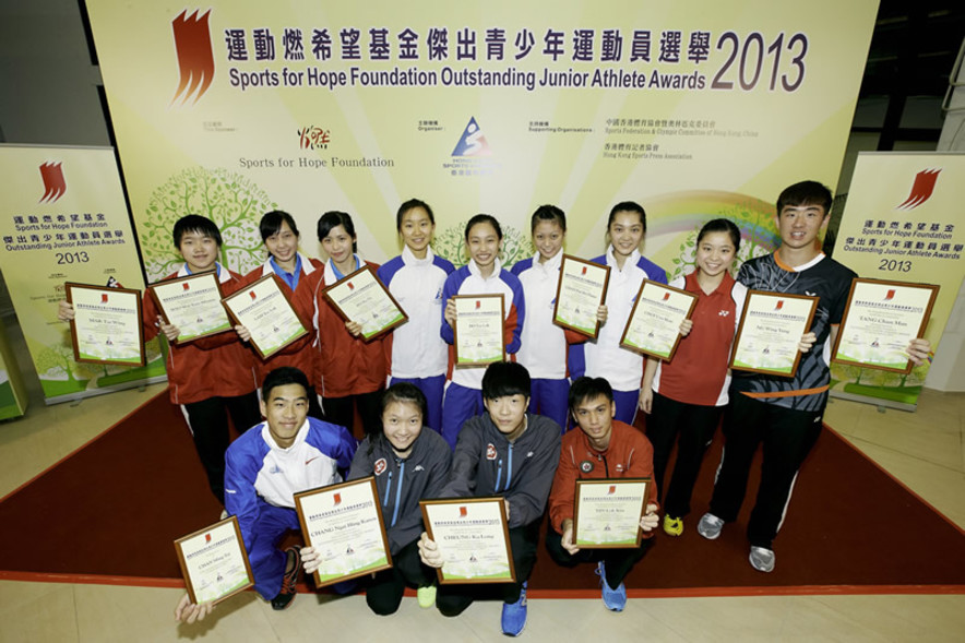 <p>Winners of the 1<sup>st</sup> quarter awards were (from left; back row) Mak Tze-wing, Soo Wai-yam, Lam Yee-lok (table tennis), Ho Ka-po, Ho Tze-lok, Chan Pui-hei, Choi Uen-shan (squash), Ng Wing-yung, Tang Chun-man (badminton), (from 2<sup>nd</sup> from left; front row) Chang Ngai-hing, Cheung Ka-long (fencing), Tin Lok-kin (athletics - Hong Kong Sports Association for the Mentally Handicapped, HKSAM), and Certificate of Merit recipient Chan Ming-tai (athletics) (1<sup>st</sup> from left; front row).</p>
