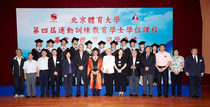 <p>Professor Huang Zhuhang, Dean of the Beijing Sport University Continuing Education College (front row, 7<sup>th</sup> from left), Mr Jonathan McKinley JP, Deputy Secretary for Home Affairs (front row, 6<sup>th</sup> from left) and the Chief Executive of the Hong Kong Sports Institute, Dr Trisha Leahy (front row, 7<sup>th</sup> from right) take a photo with other guests and graduates in front of the presentation stage.</p>
