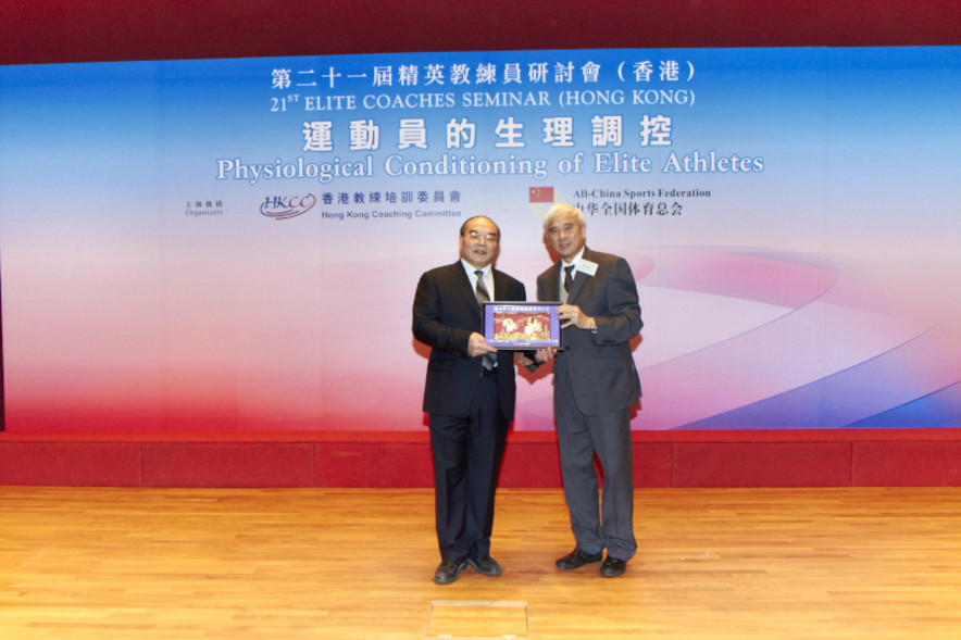 <p>Professor Frank Fu MH JP, Chairman of the Hong Kong Coaching Committee (right) presents souvenirs to Mr Li Weibo, Vice General Director of the Science and Education Department of General Administration of Sport of China (left).</p>
