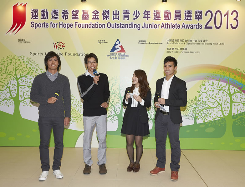 <p>在頒獎典禮中，滑浪風帆教練陳敬然(左一)及馬國寶(左二)與一眾得獎者分享經驗，更祝他們能茁壯成長，在體壇創造成就。</p>
