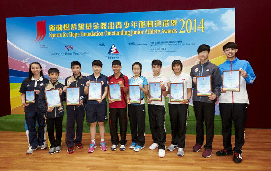 <p>The awardees for the 1<sup>st</sup> Quarter of 2014 are (1<sup>st</sup> from right) Ho Sze-hou and Cheung Ka-long (fencing); Choi Wing-chi and Chan Tsz-kit (windsurfing); Ng Tsz-yau (badminton); Tsang Kung-yuen (athletics &ndash; Hong Kong Sports Association for the Mentally Handicapped, HKSAM); Doo Hoi-kem (table tennis); Zhuang Jiahong and Lau Chi-lung (wushu). The recipients of the Certificate of Merit is (1<sup>st</sup> from left) Yu Sze-ching (gymnastics).</p>
