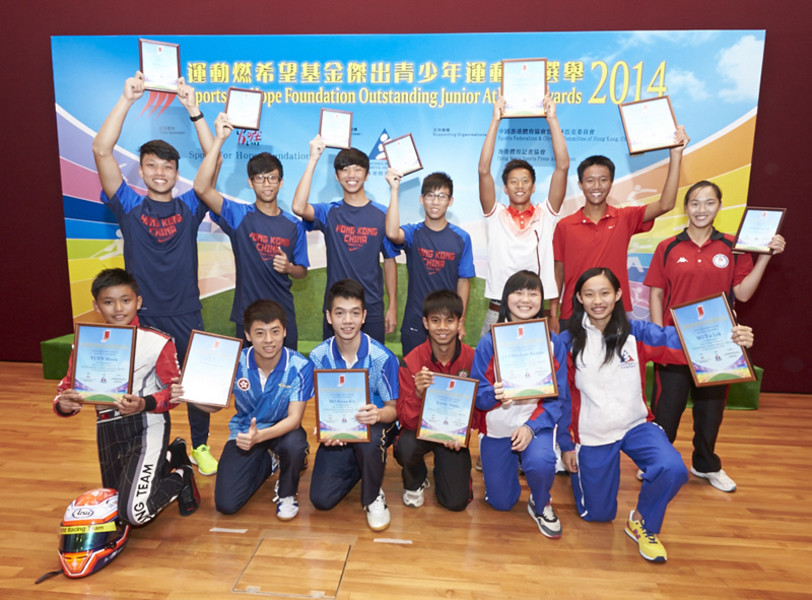 <p>The awardees for the 2<sup>nd</sup> Quarter of 2014 are (2<sup>nd</sup> from right, back row) Anthony Jackie Tang (tennis), Wong Hui-wai (triathlon), (1<sup>st</sup> from right, front row) Ho Tze-lok and Lui Hiu-lam (squash), Nikki Tang (athletics &ndash; Hong Kong Sports Association for the Mentally Handicapped), Ho Kwan-kit and Li Hon-ming (table tennis), Yuen Moon (kart). The recipients of the Certificate of Merit are (1<sup>st</sup> from left, back row) Lee Hong-kit, Lau Kin-hei, Koo Yue-kwan and Chun Chi-sing (athletics), and (1<sup>st</sup> right, back row) Yam Kwok-fan (athletics &ndash; Hong Kong Paralympic Committee &amp; Sports Association for the Physically Disabled).</p>
