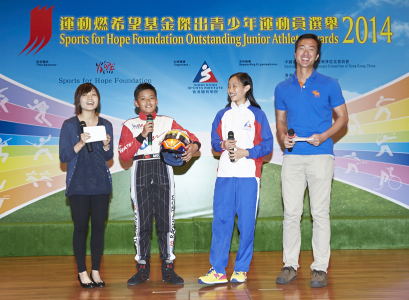 <p>The fifth-time awardee, squash player Ho Tze-lok (2<sup>nd</sup> right), together with the youngest Outstanding Junior Athlete of this quarter, kart racer Yuen Moon (2<sup>nd</sup> left) share their feelings of receiving the award.</p>
