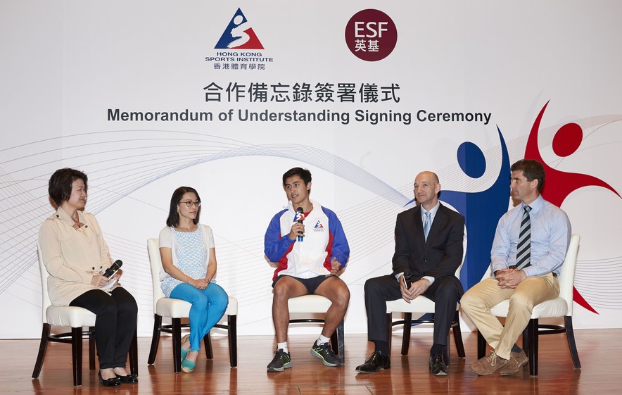 <p>Mr Marc Morris (2<sup>nd</sup> right), Principal of Sha Tin College; Mrs Shum (2<sup>nd</sup> left), an athlete&rsquo;s parent; Gareth Baber (1<sup>st</sup> right), the HKSI&rsquo;s Head Rugby Coach; and Dominic Lesley Lam (3<sup>rd</sup> right), rugby athlete, share their views on this partnership during the ceremony.</p>
