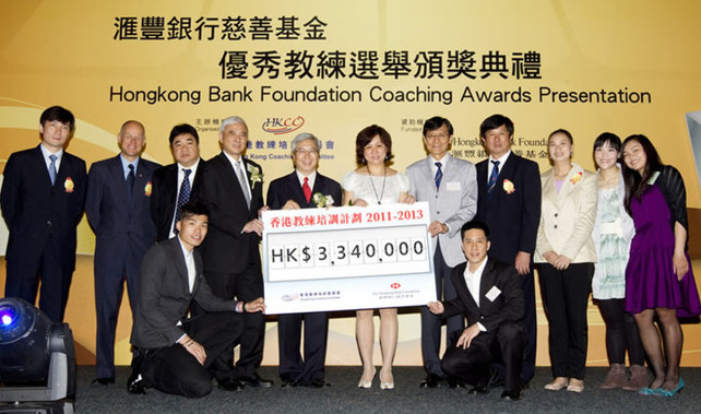 Professor Frank Fu (4th from left, back row), Chairman of the Hong Kong Coaching Committee welcome Hongkong Bank Foundation’s further support of the Hong Kong Coach Education Programme for 2011-2013 by funding HK$3.34 million and picture with guests including Pang Chung (5th from right, back row), Hon Secretary General of the Sports Federation & Olympic Committee of Hong Kong, China; Dr Eric Li (5th from left, back row), Chairman of the HKSI; Teresa Au (middle, back row), Head of Corporate Sustainability Asia Pacific Region of The Hongkong and Shanghai Banking Corporation Limited; cycling coach Shen Jinkang (4th from right, back row); squash coach Tony Choi (3rd from left, back row); windsurfing coach Rene Appel (2nd from left, back row); former wheelchair fencing coach Zheng Kangzhao (1st from left, back row); table tennis coach Li Huifen (3rd from right, back row); cycling athlete Lee Wai-sze (1st from right, back row); fencing athlete Cheung Siu-lun (1st from left, front row); table tennis athlete Ko Lai-chak (1st from right, front row) and wheelchair fencing athlete Yu Chui-yee (2nd from right, back row).
