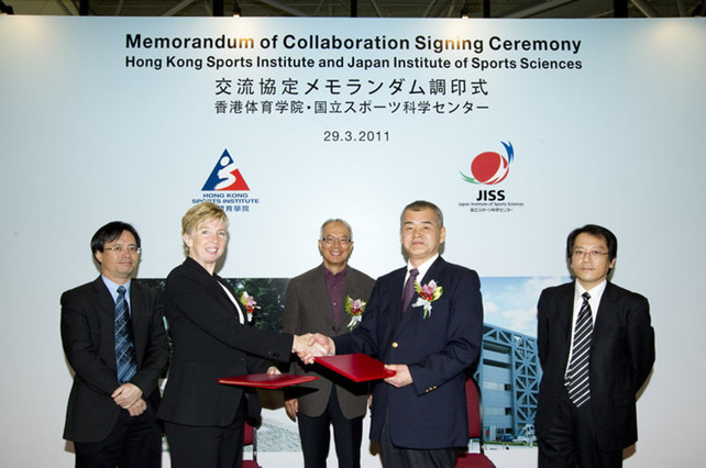 Dr Trisha Leahy (2nd from left), Chief Executive of the HKSI and Yasutaka Iwagami (2nd from right), Director General of the Japan Institute of Sports Sciences and the National Training Center sign the collaboration memorandum witnessed by Tang Kwai-nang (middle), Vice-Chairman of the HKSI; Dr Raymond So (left), Sports Science and Medicine Coordinator of the HKSI and Takahiro Waku (right), Vice Director, Department of Sports Information of the Japan Institute of Sports Sciences.