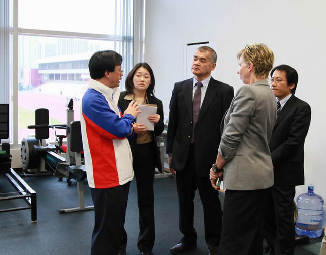Dr Trisha Leahy (2nd from right), Chief Executive of HKSI and Dr Raymond So (left), Sports Science and Medicine Coordinator of HKSI lead guests from the Japan Institute of Sports Sciences delegation to tour around the training venues and facilities of the HKSI.