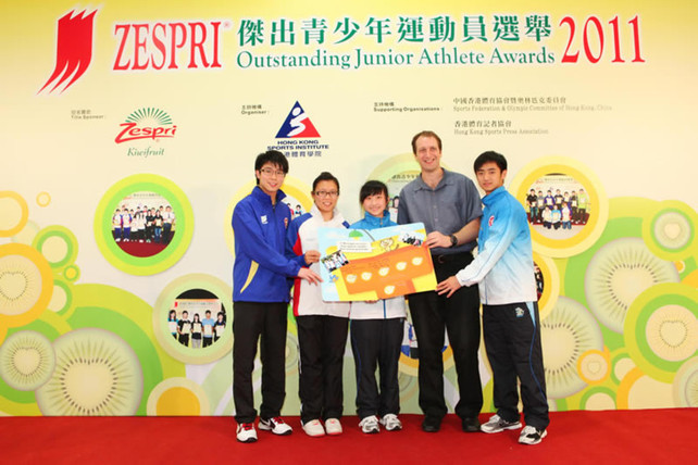 (From left) Chiu Chung-hei (table tennis), Man Ka-kei (windsurfing), Mok Uen-ying (wushu) and Wong Chun-wai (wushu, 1st from right), who have just returned from the New Zealand sports and cultural exchange tour in early April, share their experience with the guests, and give a thank you card to Kelvin Bezuidenhout (2nd from right), General Manager, Asia, ZESPRI International Limited to show their gratitude.