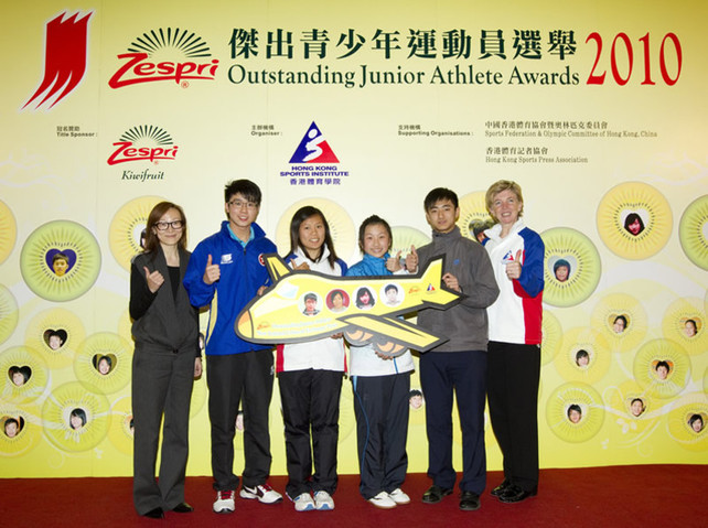 Dr Trisha Leahy (first from right), Chief Executive of the HKSI; and Kennes Young (first from left), representative of ZESPRI International (Asia) Limited, announced the athletes who were selected to join the New Zealand Exchange Tour, including Chiu Chung-hei (table tennis, second from left), Man Ka-kei (windsurfing, third from left), Mok Uen-ying (third from right) and Wong Chun-wai (wushu, second from right).