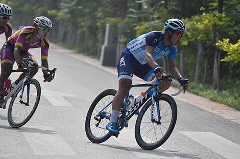 Cheung King-lok (right, cycling)