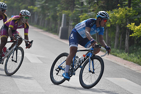 Cheung King-lok (right, cycling)