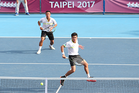 Yeung Pak-long (back) and Wong Chun-hun (tennis)