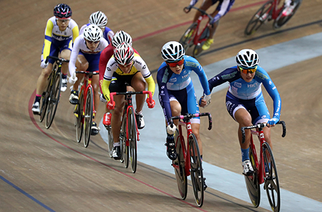 Pang Yao (right, in first place) and Yang Qianyu (second from right, cycling)