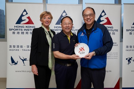 Mr Liu Guoyong (middle), Executive Director of the Preparation Office for the Olympic Games, visited elite training facilities and technology centres at the HKSI.