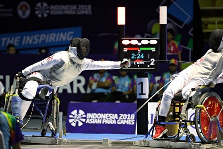 Yu Chui-yee (left, wheelchair fencing)