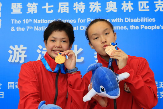 Tse Lam-yan (left) and Cheng Yuen-ki (para swimming)