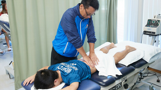 運動醫學中心為運動員提供醫療支援，如物理治療及運動按摩。