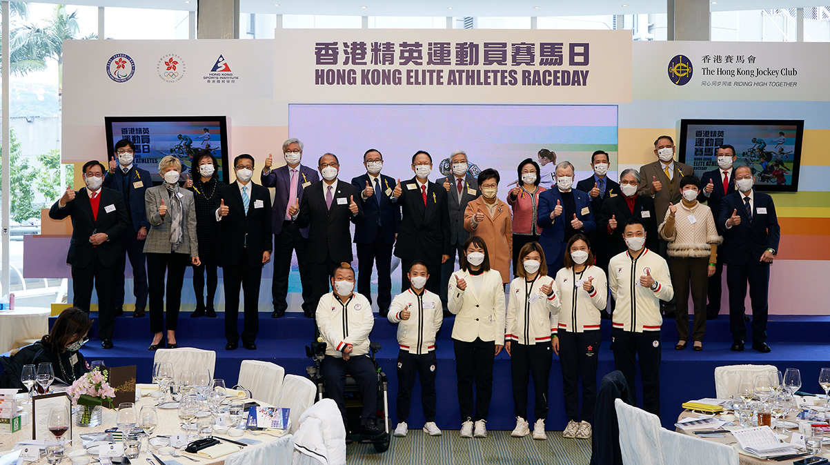 A photo collage of the Tokyo Olympic and Paralympic medallists
                                                        with the 30th anniversary logo was displayed on the facade of
                                                        the HKSI Main Building to celebrate the HKSI’s anniversary.