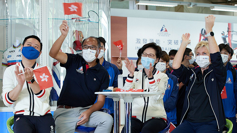 The then HKSAR Chief Executive Mrs Carrie Lam (second right) and the then Secretary for Home Affairs Mr Casper Tsui Ying-wai (first left) visited the HKSI to cheer for cyclist Lee Wai-sze on the Tokyo Olympics closing day.