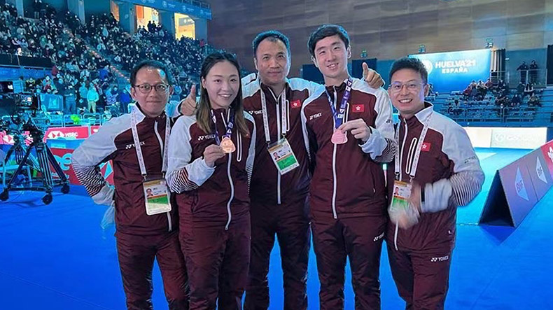 Tse Ying-suet (second left) and Tang Chun-man (second right) (badminton)