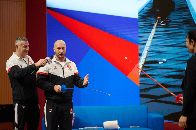 Participants tasted experienced contemporary drills while interacting with the fencing coaches Maurizio Zomparelli and Giacomo Fanizza during the demonstration session.