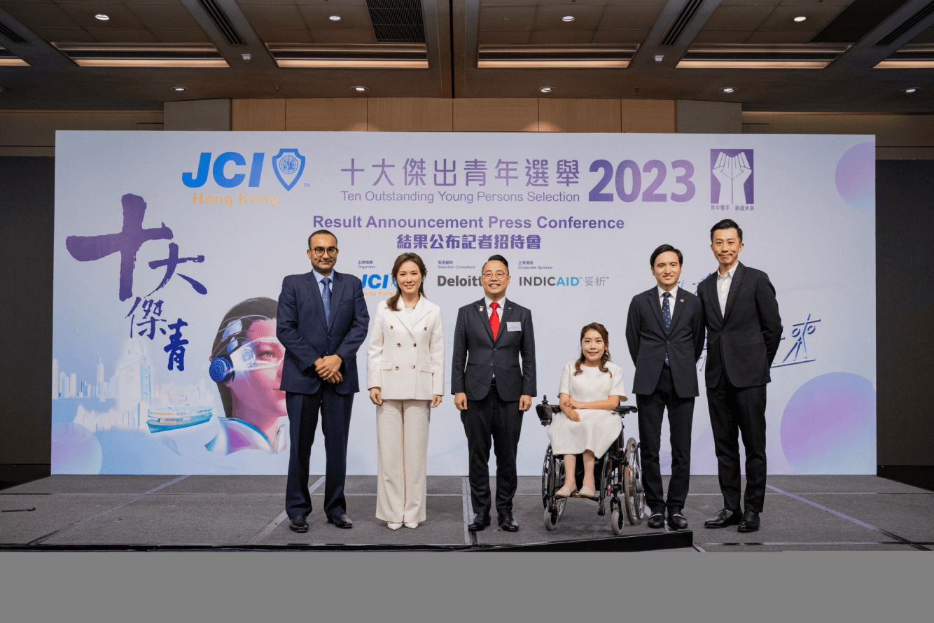 Ho Yuen-kei (third right, boccia)