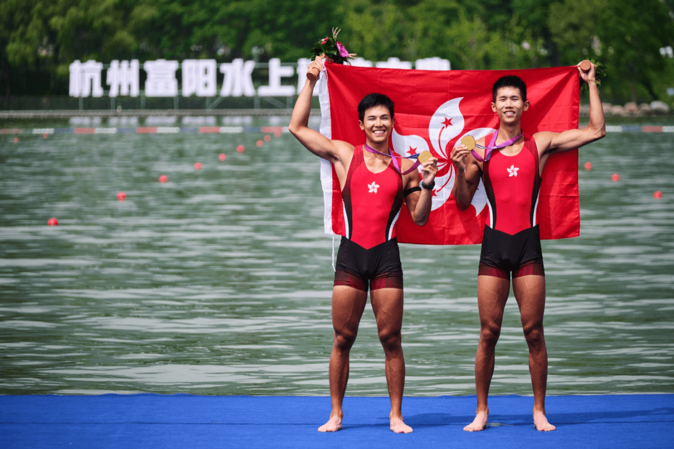 Lam San-tung (left) and Wong Wai-chun (rowing) 