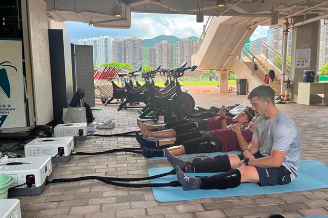 A portable COOLWEAR system was developed for on-field recovery. The device features rapid cold-to-hot switch, ergonomic wraps for efficient heat transfer, and a mobile app for customising temperature and treatment duration.