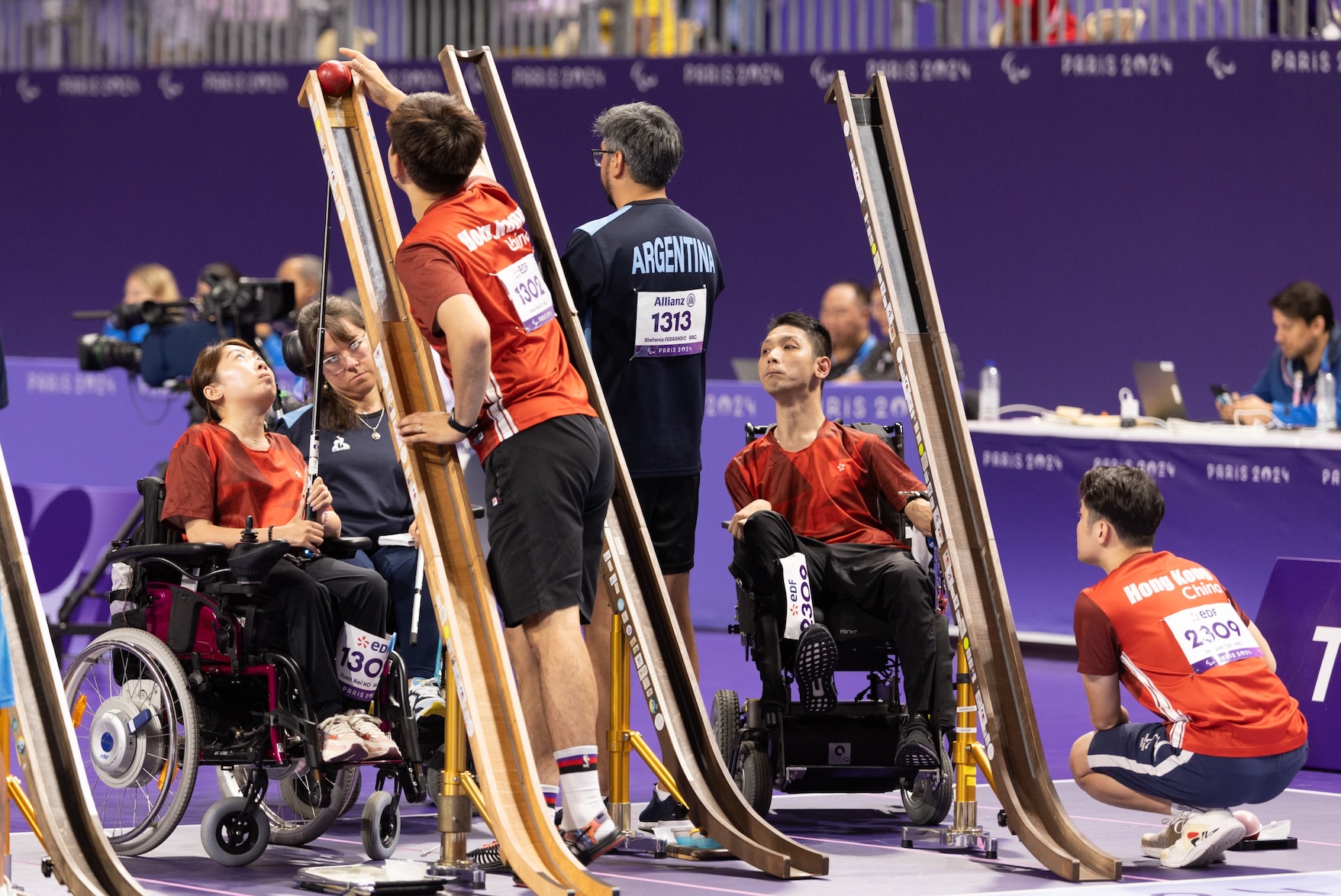 Ho Yuen-kei (1st from left) and Tse Tak-wah (2nd from right, boccia)