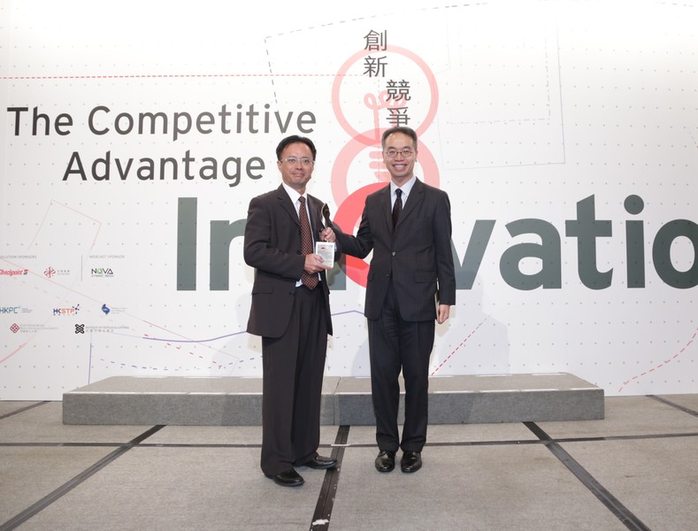 <p>Dr Raymond So (left), Director of Elite Training Science & Technology of the HKSI, receives the “Partners in Progress” award from Mr Johann Wong Chung-yan JP (right), Deputy Commissioner for Innovation and Technology.</p>
