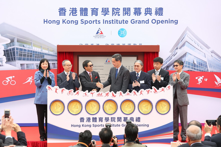 <p>After the plaque unveiling ceremony, the Honourable C Y Leung GBM GBS JP, Chief Executive of the HKSAR (middle), Mr Carlson Tong JP, Chairman of the HKSI (3<sup>rd</sup> left); Mr Lau Kong-wah JP, Secretary for Home Affairs (2<sup>nd</sup> left); Mr Timothy Fok GBS JP, President of the Sports Federation &amp; Olympic Committee of Hong Kong, China (3<sup>rd</sup> right); Mr Zhu Wen, Director-General of the Publicity, Culture and Sports Department of the Liaison Office of the Central People&rsquo;s Government of the HKSAR (2<sup>nd</sup> right) and Mr Tony Yue Kwok-leung MH JP, Chairman Elite Sports Committee (1<sup>st</sup> right); Ms Michelle Li Mei-sheung JP, Director of Leisure &amp; Cultural Services (1<sup>st</sup> left) show appreciation to Hong Kong athletes and wish them success in the upcoming international competitions.</p>
