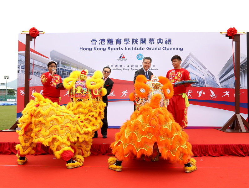 <p>The Honourable C Y Leung GBM GBS JP, Chief Executive (2<sup>nd</sup> right) and Mr Carlson Tong SBS JP, Chairman of the HKSI (2<sup>nd</sup> left) perform the eye dotting ceremony for the lion dance performance at the HKSI Grand Opening Ceremony.</p>
