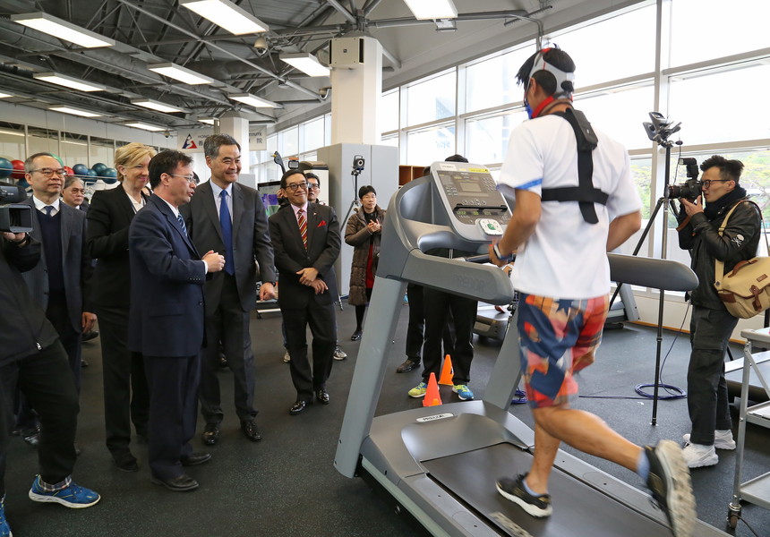 <p>Dr Raymond So, Director of Elite Training Science &amp; Technology of HKSI (3<sup>rd</sup> left), introduces to the Honourable C Y Leung GBM GBS JP, Chief Executive (4<sup>th</sup> left) how the Aerobic Capacity Test assists in enhancing athlete&rsquo;s performance.</p>
