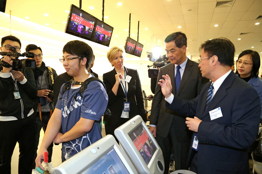 <p>The Honourable C Y Leung GBM GBS JP, Chief Executive visits the Tenpin Bowling Centre and understands more about the operation of the Body Rotation and Posture Monitor.</p>
