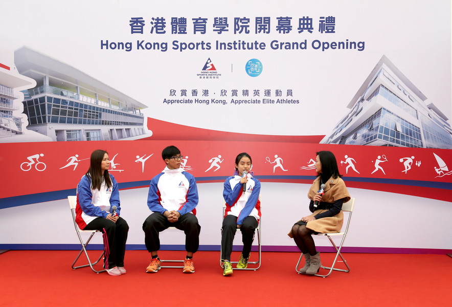 <p>In the afternoon, the HKSI organises exclusive activities for local schools under its Elite Athlete-Friendly School Network.&nbsp; (From left) Rebecca Chiu Wing-yin, HKSI squash coach; Lam San-tung, junior rower and Ng Tsz-yau, junior badminton athlete, share at the Welcoming Ceremony their experience in balancing education and sports training.</p>
