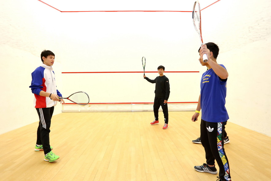 <p>The participating students under the Elite Athlete-Friendly School Network enjoy a try-out activity conducted by squash athlete Max Lee Ho-yin (left).</p>
