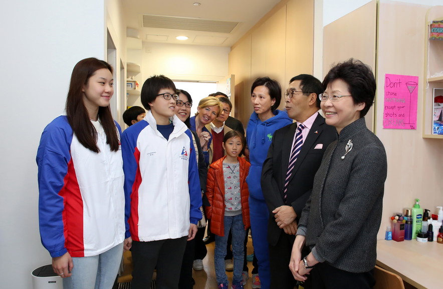 <p>Mrs Carrie Lam GBS JP, Chief Secretary for Administration of the HKSAR Government visited the Athlete Hostel and chatted with elite swimmers Au Hoi-shun (1<sup>st</sup> left) and Sze Hang-yu (2<sup>nd</sup> left).</p>
