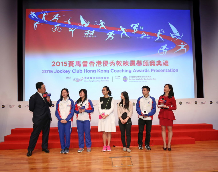 <p>During the Ceremony, five athletes (from left) Ho Tze-lok, Lui Hiu-lam (squash), Ng On-yee (billiard sports), Angel Wong (gymnastics) and Zhuang Jiahong (wushu) share their precious moments with coaches.</p>
