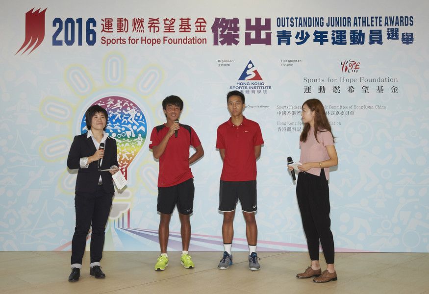 <p>Two Outstanding Junior Athletes, Anthony Jackie Tang (2<sup>nd</sup> right) and Wong Hong-kit (2<sup>nd</sup> left) shares with audience their memorable moments with each other and future goals.</p>
