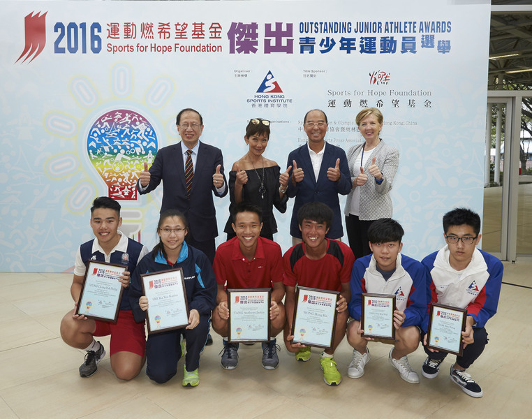 <p>Eight junior athletes were awarded at the Sports for Hope Foundation Outstanding Junior Athlete Awards Presentation for 1<sup>st</sup> quarter 2016.&nbsp; Officiating guests include Dr Trisha Leahy BBS, Chief Executive of the Hong Kong Sports Institute (1<sup>st</sup> right, back row); Mr Pui Kwan-kay BBS MH, Vice-President of the Sports Federation &amp; Olympic Committee of Hong Kong, China (1<sup>st</sup> left, back row); Mr Chu Hoi-kun, Chairman of the Hong Kong Sports Press Association (2<sup>nd</sup> right, back row) and Miss Marie-Christine Lee, Founder of the Sports for Hope Foundation (2<sup>nd</sup> left, back row), take a group photo with the recipients.</p>
