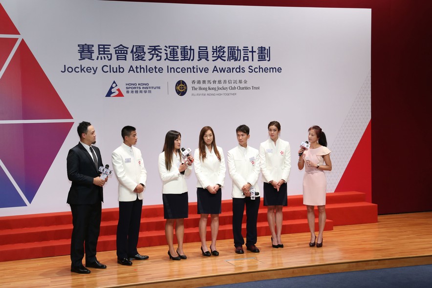 <p>(2<sup>nd</sup> from left) Long jumper Chan Ming-tai, badminton women&rsquo;s doubles players Tse Ying-suet and Poon Lok-yan, cyclist Chan Chun-hing and swimmer Au Hoi-shun share with guests during the ceremony their memorable experience at the Rio Olympic Games.</p>
