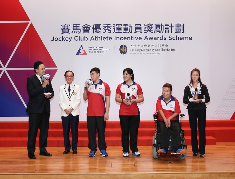<p>（左二起）里約殘奧運香港代表團團長伍澤連先生BBS MH與里約殘奧運奬牌得主鄧韋樂（游泳）、余翠怡（輪椅劍擊）及梁育榮（硬地滾球）在頒奬典禮上分享他們參與里約殘奧運的感受。</p>
